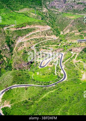 Aus der Vogelperspektive auf der Serpentinenstraße in der Vorotan River Gorge zwischen den Dörfern Tatev und Halidzor von der Seilbahn Wings of Tatev Stockfoto