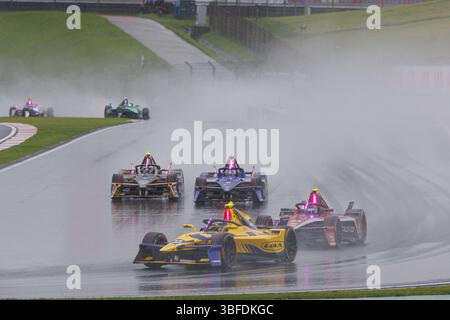 11 DI GRASSI Lucas (BH), Lola Yamaha ABT Formula E Team, Lola-Yamaha T001, Action, während des Shanghai ePrix, 10. Und 11. Runde der ABB FIA Formel E Weltmeisterschaft 2024-25, auf dem Shanghai International Circuit vom 31. Mai bis 1. Juni 2025 in Shanghai, China Stockfoto