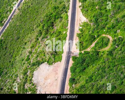 Aus der Vogelperspektive der Seilbahn Wings of Tatev am sonnigen Maitag in der Provinz Syunik auf dem Hochplateau zwischen den Dörfern Tatev und Halidzor Stockfoto
