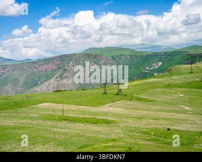 Aus der Vogelperspektive auf das Bergplateau zwischen den Dörfern Tatev und Halidzor von der Seilbahn Wings of Tatev am sonnigen Maitag in der armenischen Provinz Syunik Stockfoto