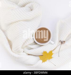 Kreative Herbst flach overhead Draufsicht Kaffee Tasse warmen gestrickten Pullover auf weißem Hintergrund Kopie Platz minimal style Herbst Winter saison Vorlage fo Stockfoto