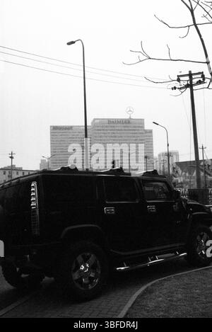 Hummer parkte auf dem Bürgersteig in Wangjing, Peking, mit Daimler und Microsoft Towers im Hintergrund, Anfang der 2010er Jahre Stockfoto