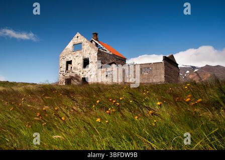 Verlassene Farm auf der Halbinsel Snaefellsnes in Island. Die alte Farm in Island erinnert ruhig an die ländliche Vergangenheit der Insel. Stockfoto