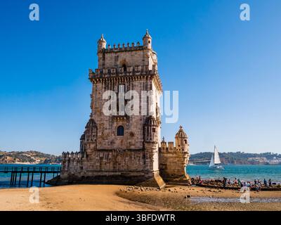 Touristen bewundern den Belem-Turm am Ufer des Tejo an einem hellen sonnigen Tag, Lissabon, Portugal Stockfoto