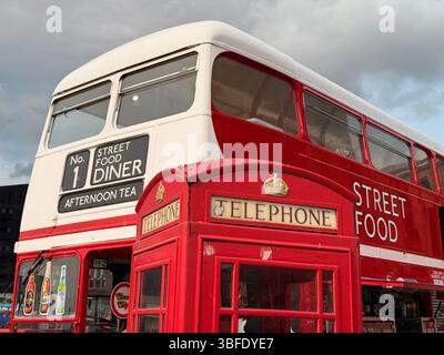 Der Bus wurde in einen Fast-Food-Kiosk und eine traditionelle rote Telefonbox am Albert Dock am Hafen von Liverpool umgewandelt Stockfoto