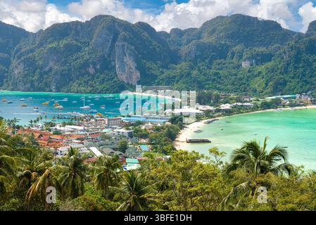 Wunderschöne Sommerszene mit Bergen und türkisfarbenem Meerwasser im Dorf Tonsai, Phi Phi, Thailand Stockfoto