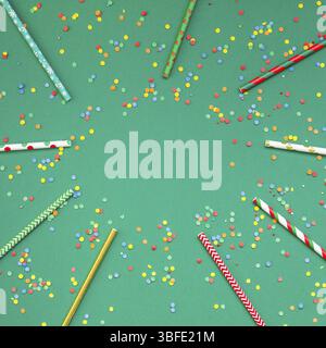 Silvester oder Weihnachten Muster 2019 flach Draufsicht Xmas holiday Feier trinken Cocktail Strohhalme Grünbuch bunte Konfetti Hintergrund. Stockfoto