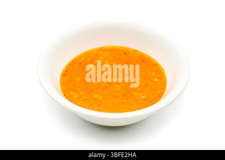 Ezogelin-Suppe auf weißem Porzellanteller, auf Holztisch Stockfoto