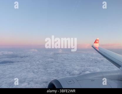 Mallorca spanien april 2021: Blick aus dem schweizer Flugzeug bei Sonnenuntergang über den Wolken Stockfoto