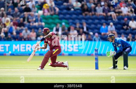Brandon King von West Indies (links) schlägt als Englands Wicket-Keeper Jos Buttler beim zweiten One Day International-Spiel der Männer in Sophia Gardens in Cardiff zusieht. Bilddatum: Sonntag, 1. Juni 2025. Stockfoto