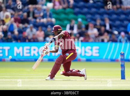 Brandon King von West Indies (links) schlägt als Englands Wicket-Keeper Jos Buttler beim zweiten One Day International-Spiel der Männer in Sophia Gardens in Cardiff zusieht. Bilddatum: Sonntag, 1. Juni 2025. Stockfoto