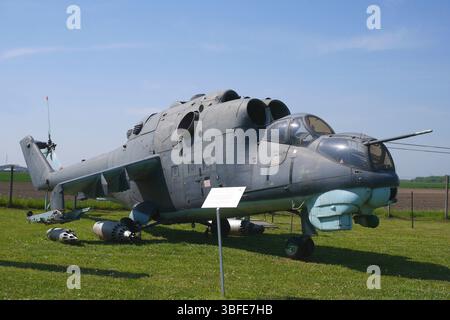 Der sowjetische MIL Mi-24-Hubschrauber, der unter dem Namen Hind der NATO bekannt war, wurde auf der Komo-Sky Base 51 im Dunavarsany Aviation Museum, Ungarn, ausgestellt Stockfoto