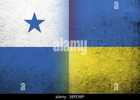 Die Republik Panama Nationalflagge mit Nationalflagge der Ukraine. Grungen Hintergrund Stockfoto