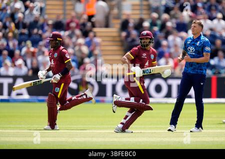 Keacy Carty (links) und Brandon King (Mitte) laufen zwischen den Wickets, während der Engländer Brydon Carse (rechts) beim zweiten One Day-Spiel der Männer in den Sophia Gardens in Cardiff zusieht. Bilddatum: Sonntag, 1. Juni 2025. Stockfoto