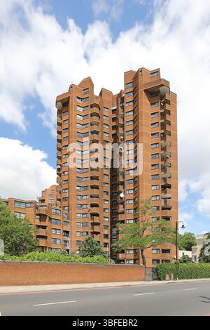 Chelsea REACH Tower, Teil der Wohnsiedlung Worlds End aus den 1980er Jahren an der Cremorne Road, Chelsea Embankment Stockfoto