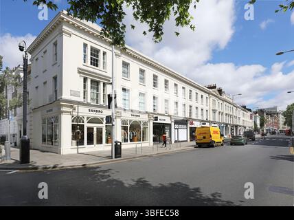 Geschäfte, Bars und Restaurants auf der Nordseite der Kings Road, Chelsea, London, Großbritannien. Kreuzung mit Anderson Street. Stockfoto