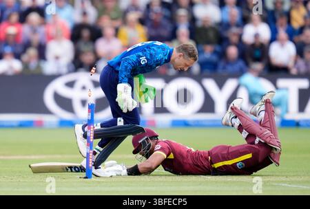 England Wicket Keeper Jos Buttler (links) scheitert beim zweiten One Day International Match der Männer in den Sophia Gardens in Cardiff. Bilddatum: Sonntag, 1. Juni 2025. Stockfoto