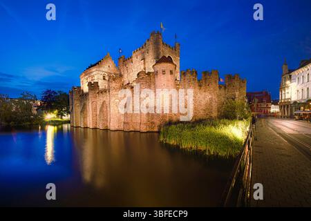 Die belgische Stadt Gent fotografierte bei Einbruch der Dunkelheit mit beleuchteten Denkmälern, Wasserstraßen und stimmungsvollen Straßen Stockfoto