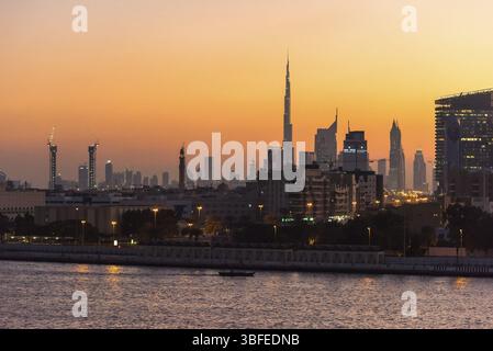 Vereinigte Arabische Emirate, DUBAI - 27. DEZEMBER: Blick auf die Stadt Dubai vom Ufer des Dubai Creek bei Nacht am 27. Dezember 2014 Stockfoto