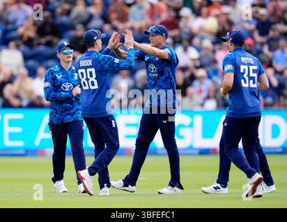 Der englische Brydon Carse (Mitte rechts) feiert mit Harry Brook (Mitte links), nachdem er Brandon King (nicht abgebildet) beim Bowling von Adil Rashid (nicht abgebildet) während des zweiten One Day International Matches der Männer in den Sophia Gardens in Cardiff erwischt hat. Bilddatum: Sonntag, 1. Juni 2025. Stockfoto