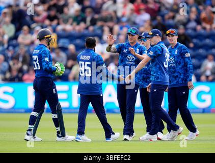 Der Engländer Brydon Carse (dritter links) feiert, nachdem er Brandon King (nicht im Bild) beim zweiten One Day International-Spiel der Männer in Sophia Gardens in Cardiff beim Bowling von Adil Rashid (zweiter links) erwischt hat. Bilddatum: Sonntag, 1. Juni 2025. Stockfoto