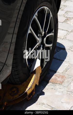 Auto durch eine gelbe Radklemme in Tunesien blockiert Stockfoto