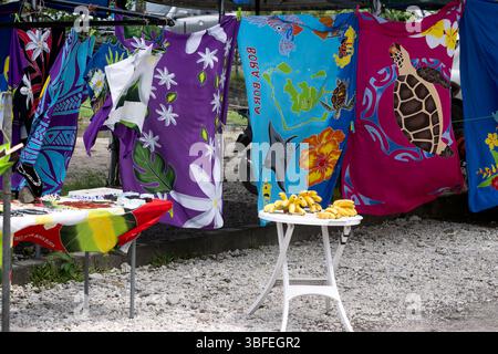 Voller Farben und Kultur - ein lebhafter Stoffmarkt in Bora Bora, Französisch-Polynesien Stockfoto