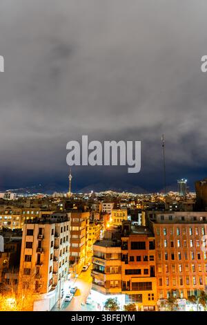 Teheran, Iran - 12. November 2023: Weite Sicht auf die Stadt Teheran bei Nacht mit Milad Tower und Skyline Stockfoto