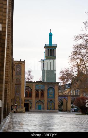 Teheran, Iran - 12. November 2023: Blick auf den Innenhof des Golestan Palace mit Turm und Ziegelwänden Stockfoto