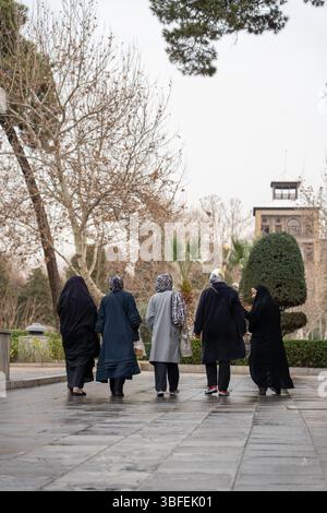 Teheran, Iran - 12. November 2023: Gruppe iranischer Frauen, die durch das Palastgelände spazieren Stockfoto
