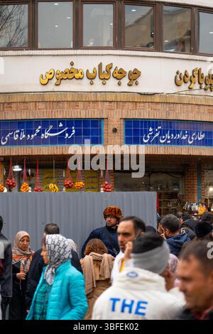 Teheran, Iran – 12. November 2023: Menschenmassen versammeln sich in einem lokalen Restaurant und Markt in Teheran Stockfoto