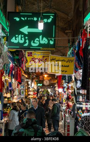 Teheran, Iran – 12. November 2023: Überfüllte Frauenabteilung des Teheraner Marktes unter Digital Signage Stockfoto