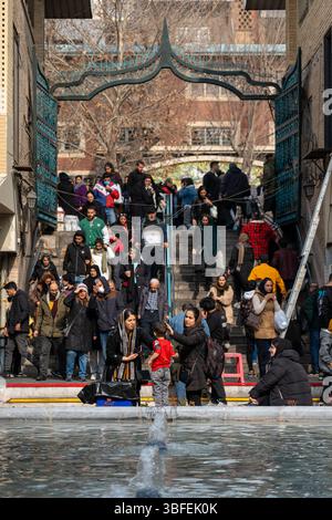 Teheran, Iran - 12. November 2023: Menschen versammeln sich am Markteingang in der Nähe eines öffentlichen Brunnens Stockfoto