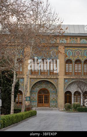 Teheran, Iran - 12. November 2023: Historische Fassade des Golestan Palace mit komplexen persischen Fliesen Stockfoto
