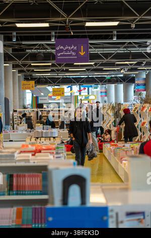 Teheran, Iran - 12. November 2023: Die Menschen blättern in Büchern entlang des belebten Ganges im Teheran Book Garden Stockfoto