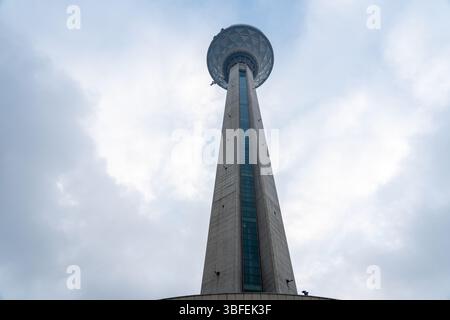 Teheran, Iran - 12. November 2023: Dramatische Perspektive des Milad Tower, der in den bewölkten Himmel steigt Stockfoto