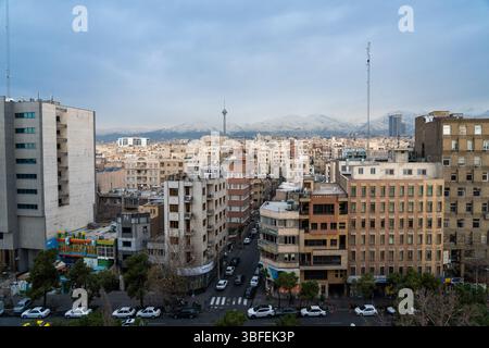 Teheran, Iran - 12. November 2023: Panoramablick auf die Skyline der Stadt mit dem Milad Tower und dem Alborz-Gebirge Stockfoto