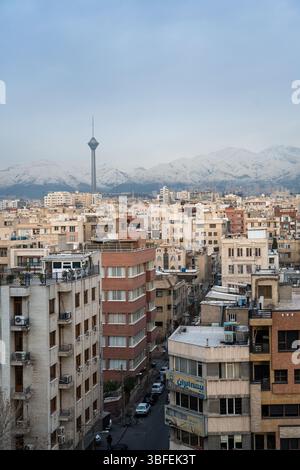 Teheran, Iran - 12. November 2023: Stadtlandschaft mit dem Milad Tower, der sich über den Stadtwohnungen erhebt Stockfoto