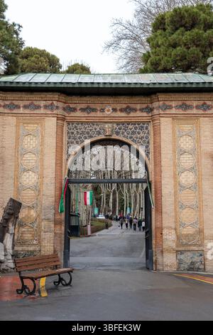 Teheran, Iran - 12. November 2023: Eingang zum Niavaran-Palast mit iranischen Flaggen Stockfoto
