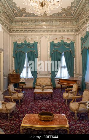 Teheran, Iran - 12. November 2023: Dekorative Decke und klassische Möbel im Niavaran Palace Room Stockfoto