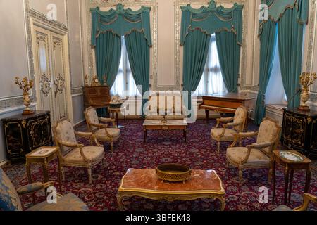 Teheran, Iran - 12. November 2023: Zentraler Blick auf ein aufwendig eingerichtetes Zimmer im Niavaran-Palast Stockfoto