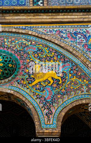 Teheran, Iran - 12. November 2023: Detail der traditionellen persischen Fliese mit Löwen- und Sonnenmotiv Stockfoto