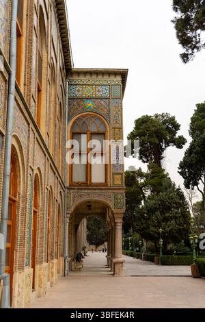Teheran, Iran - 12. November 2023: Bogengang und gekachelte Säulen im Golestan Palace mit Grün Stockfoto