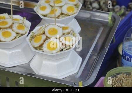 Wachteleier auf dem thailändischen Markt (&amp, lt, /i&amp, gt, Herkunft:&amp, i&amp, Coturnix coturnix) Stockfoto