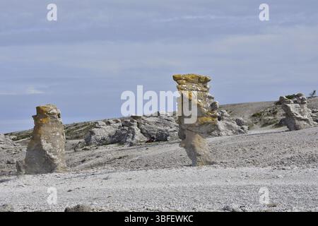 Küste mit rauen Steinen in der Nähe von Langhammars Stockfoto