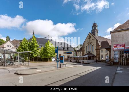 Vorplatz Bahnhof Vohwinkel - Wuppertal, Nordrhein-Westfalen, Deutschland *** Bahnhof Vohwinkel Vorplatz Wuppertal, Nordrhein-Westfalen, Deutschland Stockfoto