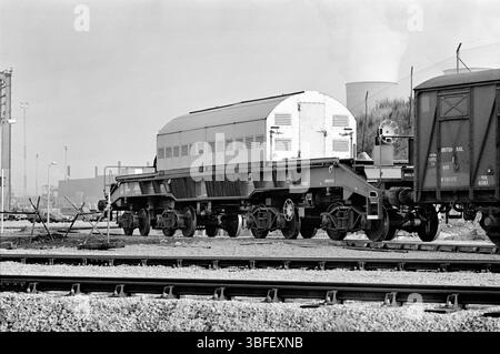 Ein Eisenbahnwaggon mit einem NTL-Brennstoffkolben, versteckt unter dem Metallgehäuse, in der Kernanlage von Sellafield, Cumbria. NTL-Kolben wurden verwendet, um bestrahlte Kernbrennstoffe aus einigen europäischen Kernkraftwerken zu importieren. Foto aus dem Jahr 1984. Stockfoto