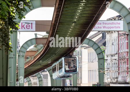 Wuppertaler Schwebebahn in Vohwinkel - Wuppertal, Nordrhein-Westfalen, Deutschland Stockfoto