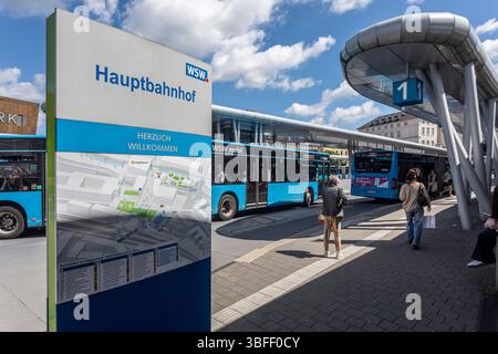 Busbahnhof Wuppertal am Hauptbahnhof Stockfoto