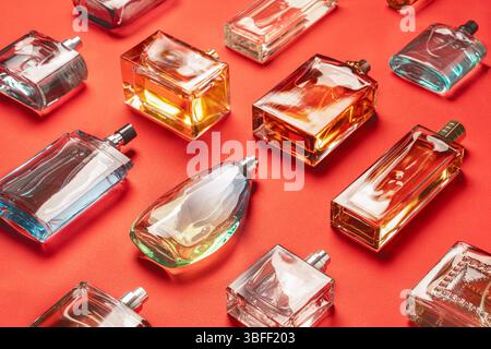 Das elegante Display zeigt eine vielfältige Kollektion von Glasparfümen und kölner Flaschen, die jeweils einzigartig geformt und mit verschiedenen Düften gefüllt sind. Die bo Stockfoto